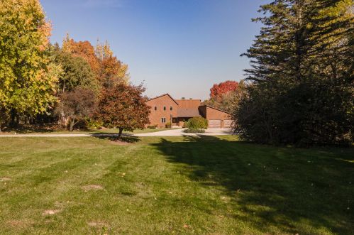 1433 Whitewater Dr, Manitowoc WI  54220-9433 exterior
