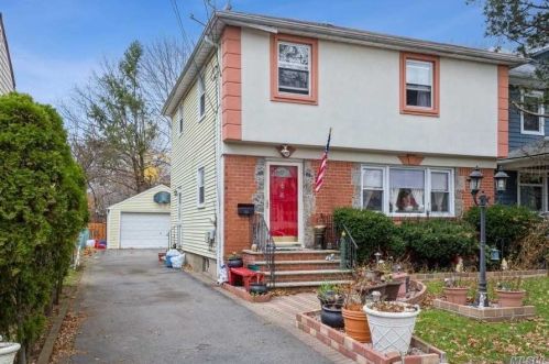 16 Nassau St, Floral Park, NY 11003-4334