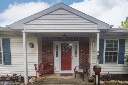 1 Lake View Ter, Columbus, NJ 08022-1032