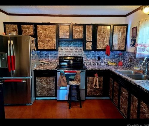 12 Lafayette Ave, Moosup, CT 06354-1436