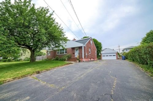 150 Greenfield Dr, Bridgeport, CT 06606-4452