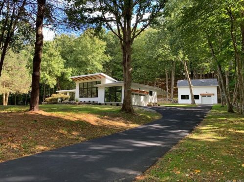 111 Park View Rd, Scotts Corners, NY 10576-1213