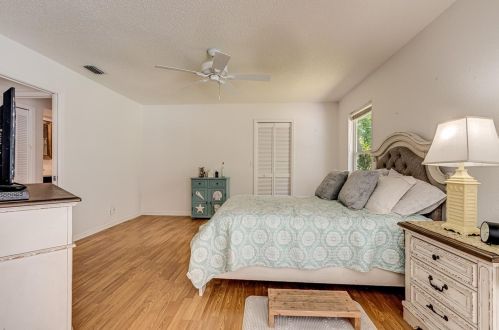 963 Ridgewood Ter, Tarpon Springs FL  34689-2622 exterior