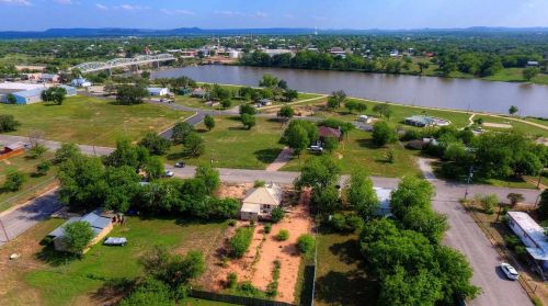 305 Tarrant St, Sunrise Beach, TX 78643-1746