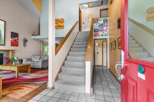 35 Lilly Ln, South Kingstown, RI 02882-1448