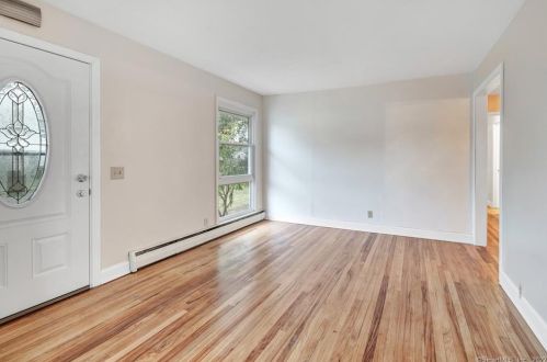 21 Lake Rd, Woodbury CT  06798-2326 exterior
