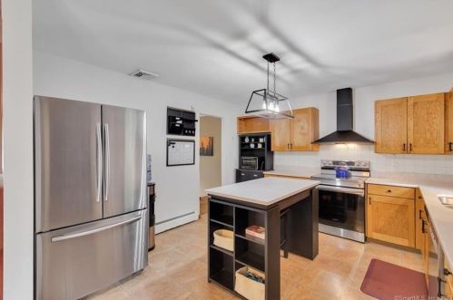 28 Jensen Dr, Waterbury, CT 06762-3122
