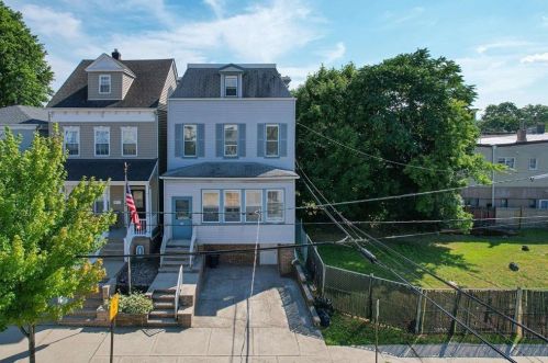 10 45th St, Bayonne, NJ 07002-4024