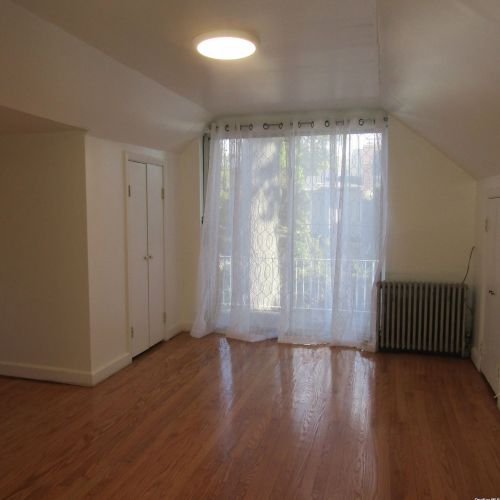 2 Oak Dr, New Hyde Park NY  11040-3315 exterior