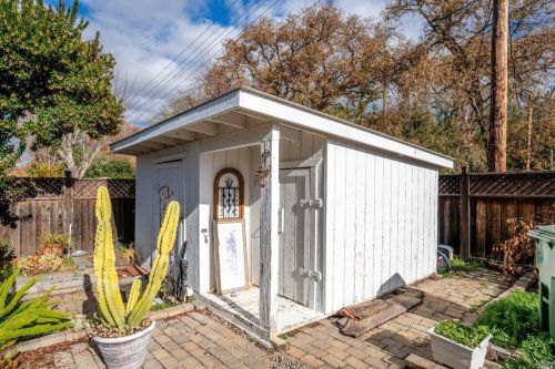 415 Washo Dr, Ukiah CA  95482-5136 exterior