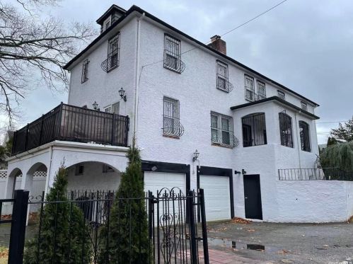 11 Floyd Pl, Great Neck, NY 11024-2007