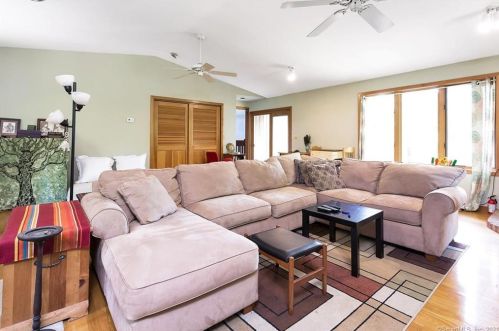 27 Bridge Rd, Upper Stepney CT  06468-2928 exterior