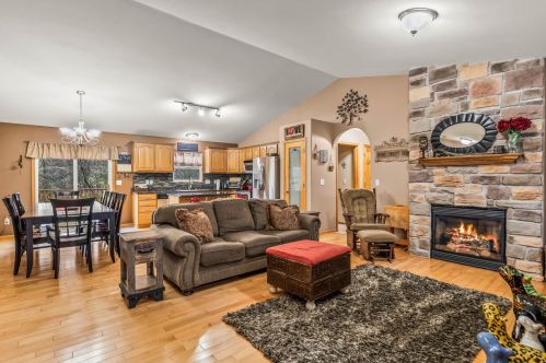 430 Eagle Lake Ave, Mukwonago, WI 53149-1162