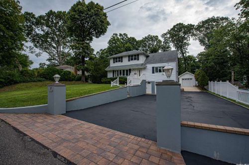 17 Cottage Ct, Huntington Station NY  11746-1104 exterior