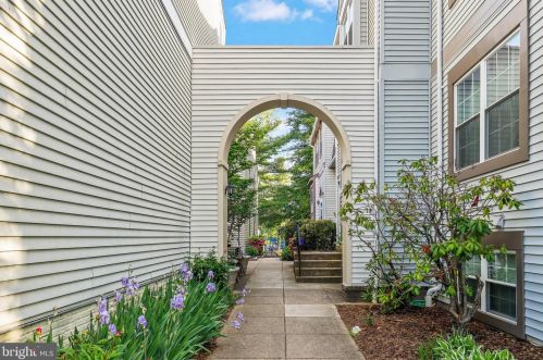 10332 Annaberg Ct, Springfield, VA 22015-2800