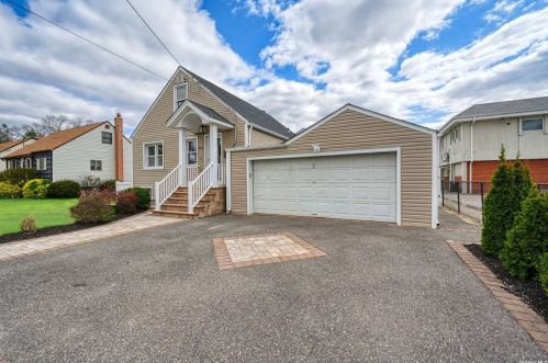 212 5th St, North Lindenhurst, NY 11757-1146