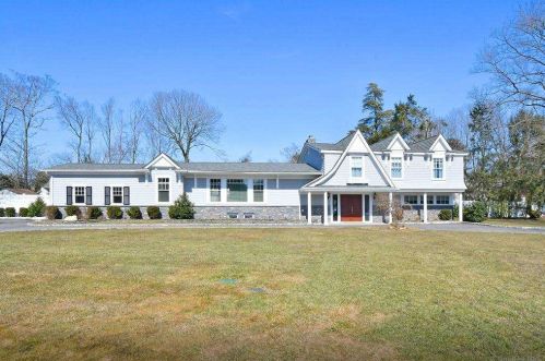 5 Park Dr, Westbury, NY 11568-1124
