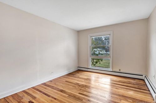 21 Lake Rd, Woodbury CT  06798-2326 exterior