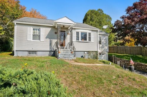 124 Fort Shantok Rd, Uncasville, CT 06382-1303