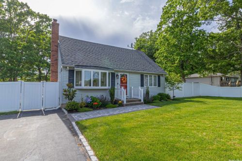 138 Wendy Dr, Holtsville, NY 11742-1716
