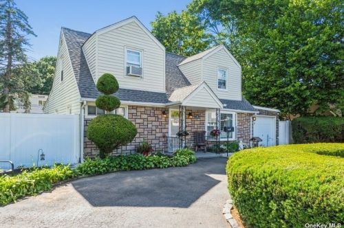 355 Pin Oak Ln, Westbury, NY 11590-1941