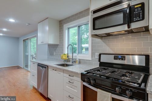 2308 Whitetail Ct, Herndon VA  20191-3018 exterior