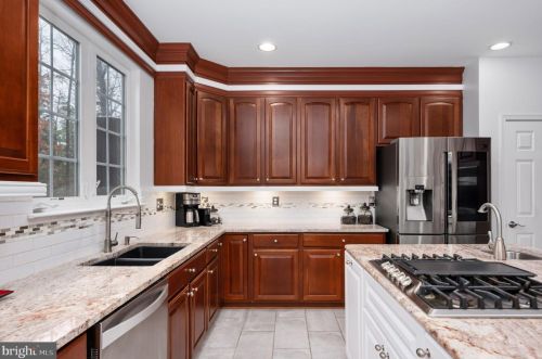 7226 Lyndam Hill Cir, Lorton VA  22079-4509 exterior