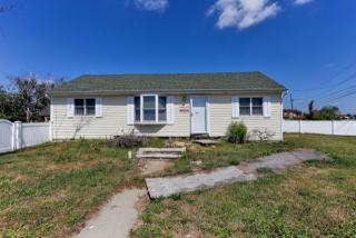 16 Walnut Pl, North Lindenhurst, NY 11757-6334