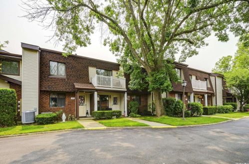 124 Clubhouse Dr, Copiague, NY 11726-3250