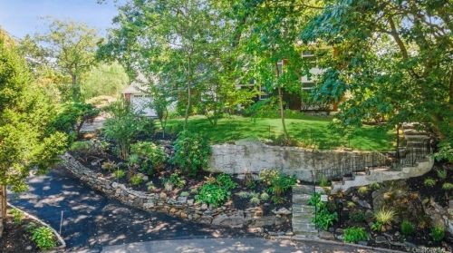 24 Rock Ridge Cir, New Rochelle, NY 10804-2315