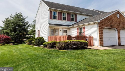 18 Townsend Ct, Lancaster PA  17603-6797 exterior