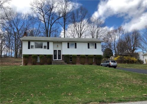 9 Sunrise Dr, Middletown, NY 10940-2701