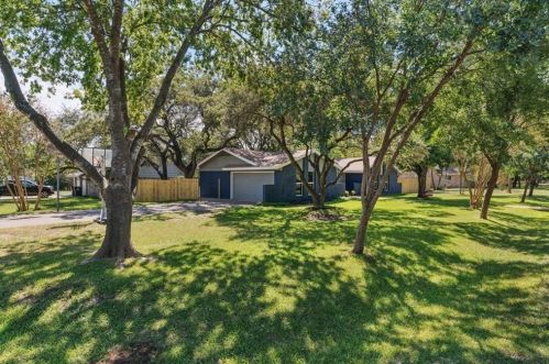 9626 Braeburn Gln, Austin TX 78729-2710 exterior