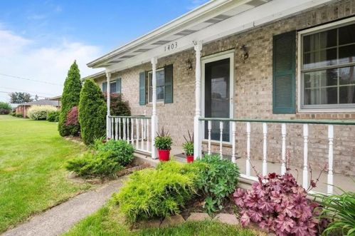 1403 Darlington Rd, Beaver Falls, PA 15010-2549