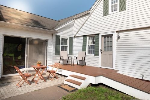 573 Atkins St, Middletown, CT 06457-1569