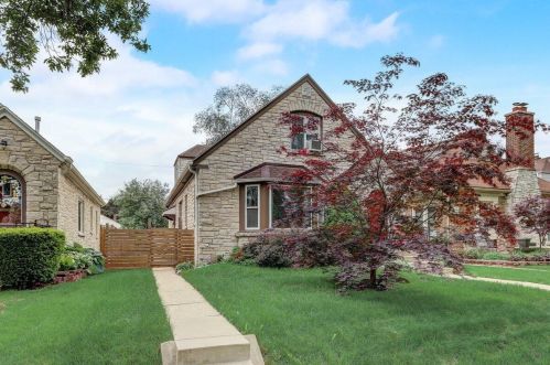 3201 Drury Ln, Milwaukee, WI 53215-4240