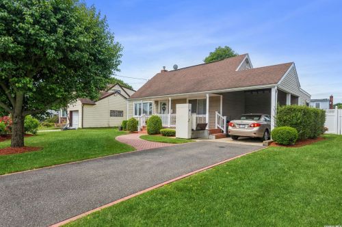 22 Mell Dr, Babylon, NY 11703-3210