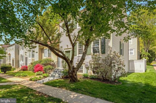 2376 Hunters Square Ct, Herndon VA  20191-2818 exterior