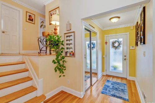 2024 Wellington Ct, Westbury, NY 11590-5836