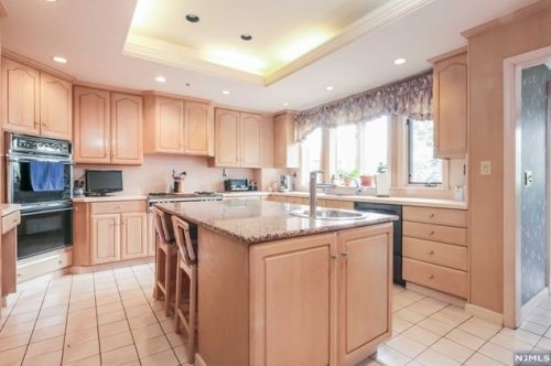 960 Lincoln Pl, Teaneck NJ  07666-2608 exterior