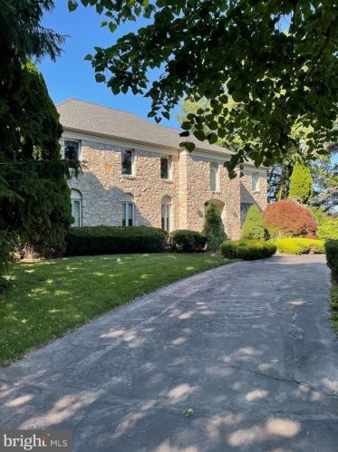 120 Lisette Dr, Southampton, PA 18954-2035