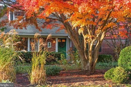 151 Sullivan Rd, Wayne, PA 19087-1433