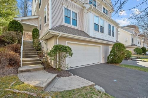 40 Briarbrook Dr, Briarcliff NY  10510-2075 exterior