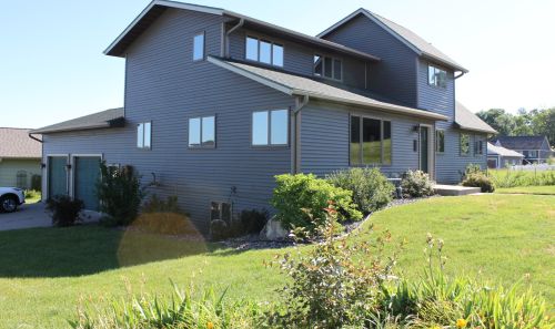 901 Maple Shade Dr, Holmen, WI 54636-9572