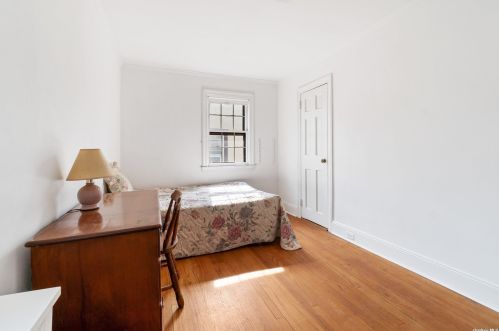 37 Mayfair Ave, Floral Park NY  11001-2546 exterior