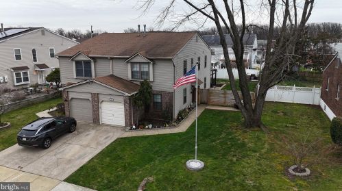 7823 Farnsworth St, Philadelphia, PA 19152-3408