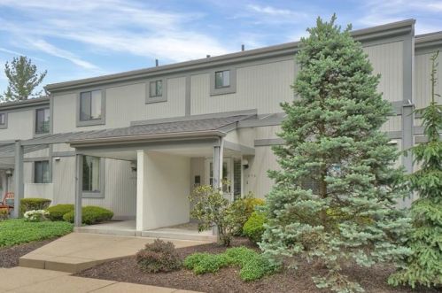 1575 Pinehurst Dr, Pittsburgh, PA 15241-3201