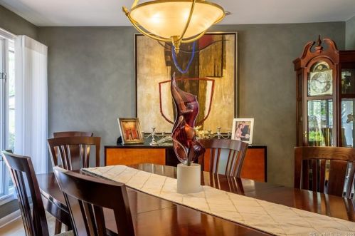 9 Stuart Dr, Bloomfield CT 06002-1524 exterior