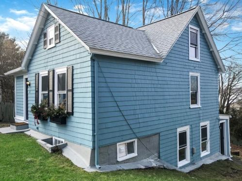 21 Summit Ave, Tiverton, RI 02878-4614