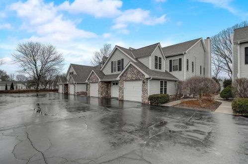 551 Lake Bluff Rd, Thiensville, WI 53092-1267